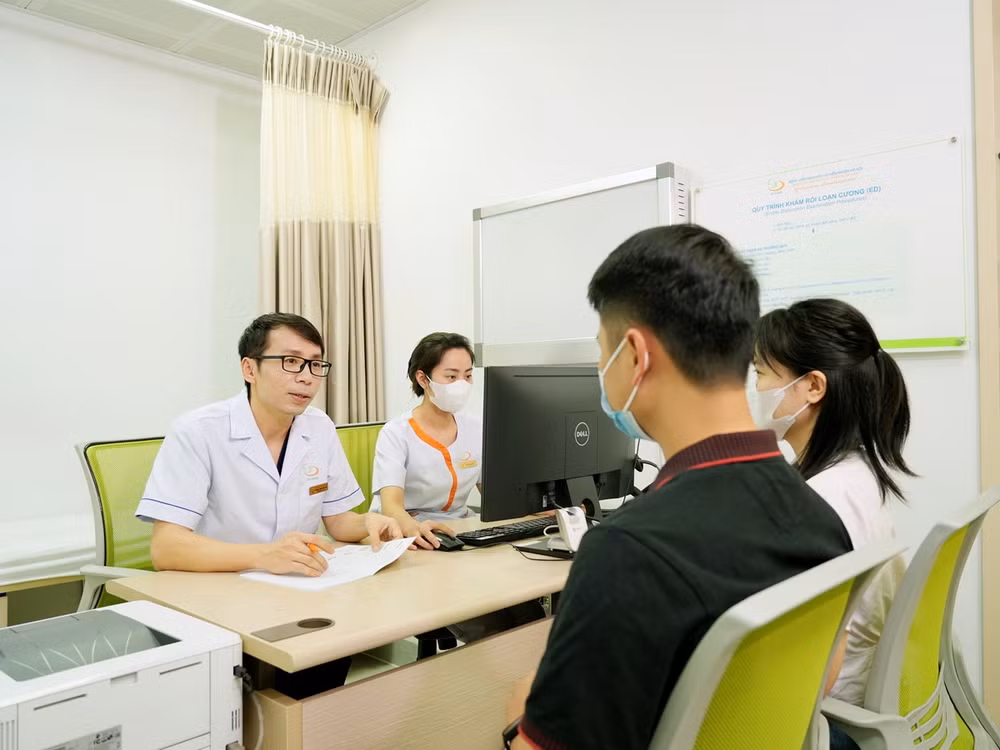 Thạc sĩ, bác sĩ Đinh Hữu Việt - Trưởng khoa Nam học tư vấn cho gia đình.