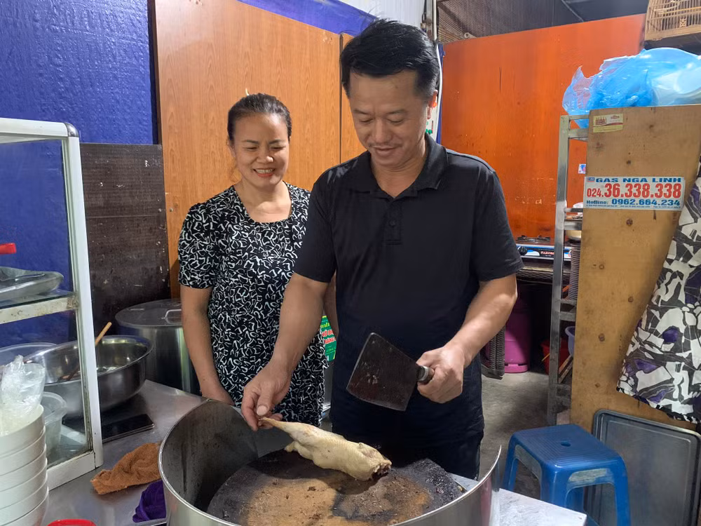 Anh Phạm Văn Thuấn cùng vợ tiếp tục duy trì cửa hàng bán thịt vịt và nuôi 2 con học đại học. Anh Phạm Văn Thuấn cùng vợ tiếp tục duy trì cửa hàng bán thịt vịt và nuôi 2 con học đại học.