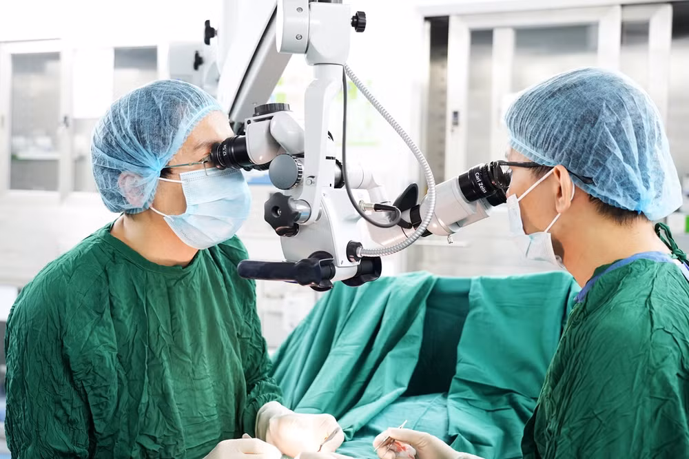 Thạc sĩ, bác sĩ Đinh Hữu Việt phẫu thuật vi phẫu Micro TESE.