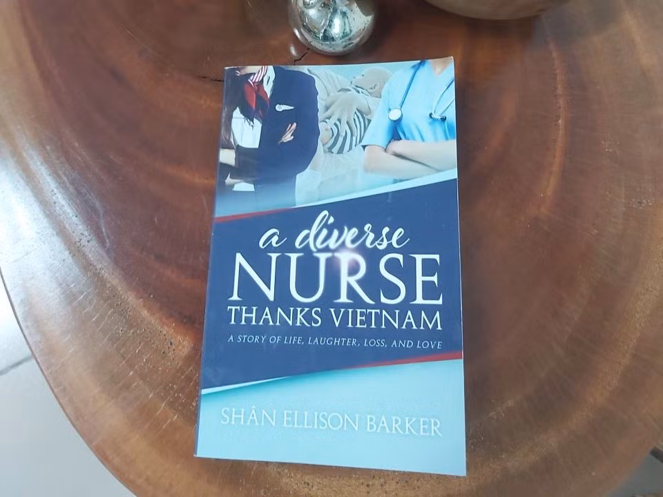 Cuốn sách "A story of life, laughter, loss and love" được ông bà viết và tặng lại cho các y, bác sĩ.
