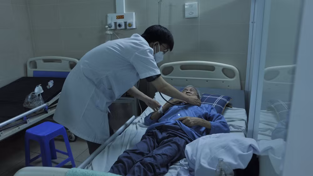 Bệnh nhân Covid-19 đang điều trị tại Bệnh viện Thanh Nhàn. 