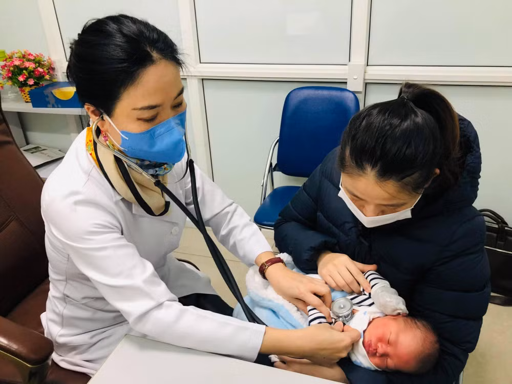 TS, BS Phan Bích Nga khám cho trẻ em. TS, BS Phan Bích Nga khám cho trẻ em.