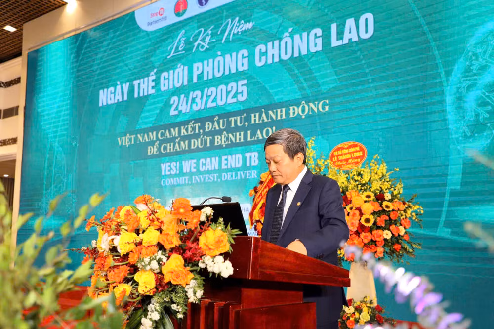 Tiến sĩ, bác sĩ, Thầy thuốc ưu tú Đinh Văn Lượng, Giám đốc Bệnh viện Phổi Trung ương, Trưởng Ban điều hành Chương trình Chống lao quốc gia phát biểu. Tiến sĩ, bác sĩ, Thầy thuốc ưu tú Đinh Văn Lượng, Giám đốc Bệnh viện Phổi Trung ương, Trưởng Ban điều hành Chương trình Chống lao quốc gia phát biểu.