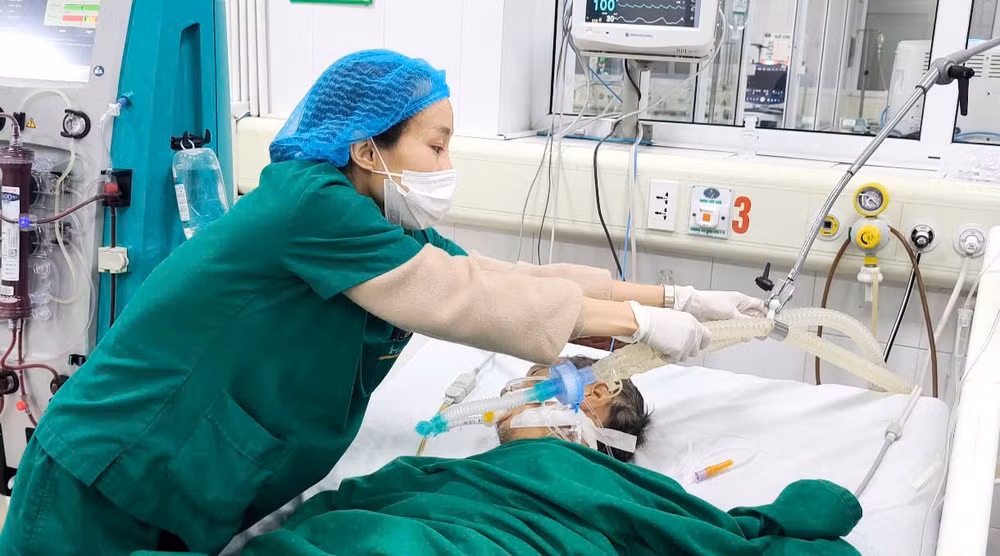 Bệnh nhân nằm điều trị tích cực.