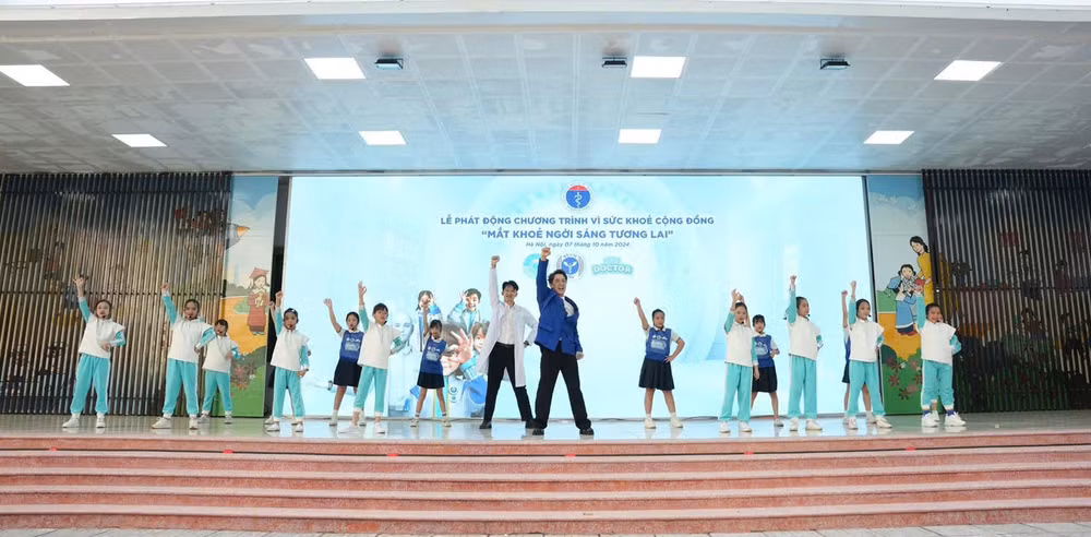 Ca sĩ Đăng Khôi cùng các em nhỏ trình diễn bài hát chủ đề của Chương trình với nội dung vui tươi, sinh động.