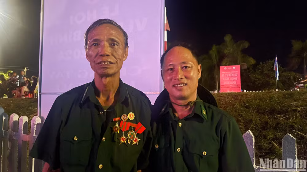 Ông Lê Văn Nước (xã Vĩnh Chấp, huyện Vĩnh Linh, tỉnh Quảng Trị - bên trái) tham gia một vai diễn quần chúng trong chương trình. Ông Lê Văn Nước (xã Vĩnh Chấp, huyện Vĩnh Linh, tỉnh Quảng Trị - bên trái) tham gia một vai diễn quần chúng trong chương trình.