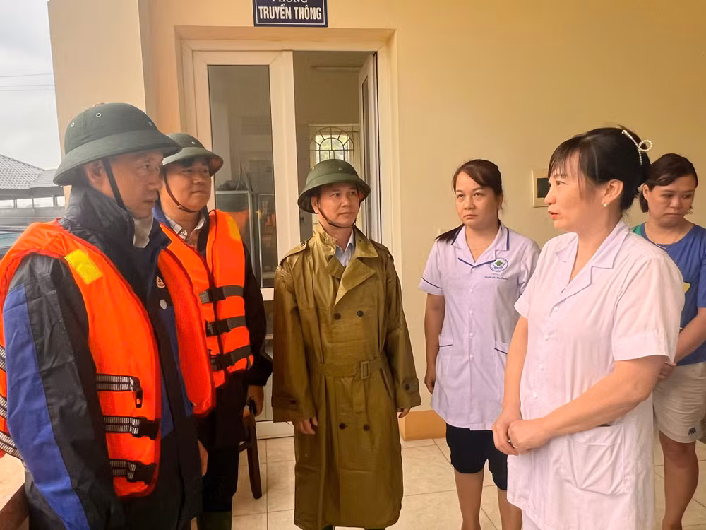 Tiến sĩ Dương Huy Lương, Phó Cục trưởng Cục Quản lý Khám, chữa bệnh động viên cán bộ y tế. Tiến sĩ Dương Huy Lương, Phó Cục trưởng Cục Quản lý Khám, chữa bệnh động viên cán bộ y tế.