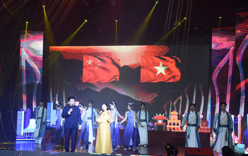 Tiết mục ca nhạc mở đầu chương trình do nghệ sĩ Việt Nam-Trung Quốc biểu diễn. Tiết mục ca nhạc mở đầu chương trình do nghệ sĩ Việt Nam-Trung Quốc biểu diễn.