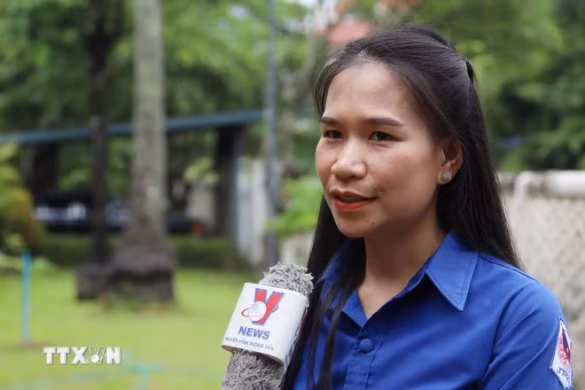 Chị Tavanh Vanhthong, cán bộ thuyết minh của Khu di tích Chủ tịch Kaysone Phomvihane ở thủ đô Vientiane, trả lời phỏng vấn. (Ảnh: Xuân Tú/TTXVN) Chị Tavanh Vanhthong, cán bộ thuyết minh của Khu di tích Chủ tịch Kaysone Phomvihane ở thủ đô Vientiane, trả lời phỏng vấn. (Ảnh: Xuân Tú/TTXVN)