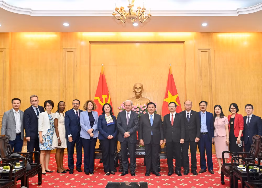 Giám đốc Học viện Chính trị quốc gia Hồ Chí Minh Nguyễn Xuân Thắng và Tổng Giám đốc Điều hành Ngân hàng Thế giới Axel van Trotsenburg với các đại biểu tại buổi tiếp. (Ảnh: DUY LINH)