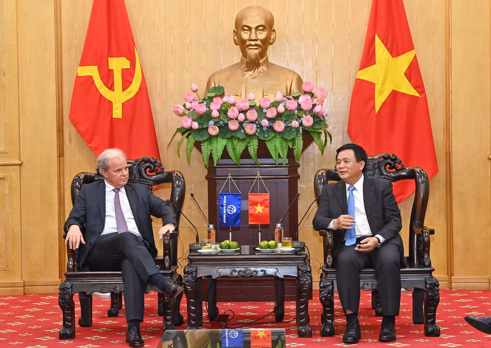 Giám đốc Học viện Chính trị quốc gia Hồ Chí Minh Nguyễn Xuân Thắng tiếp Tổng Giám đốc Điều hành Ngân hàng Thế giới Axel van Trotsenburg. (Ảnh: DUY LINH)