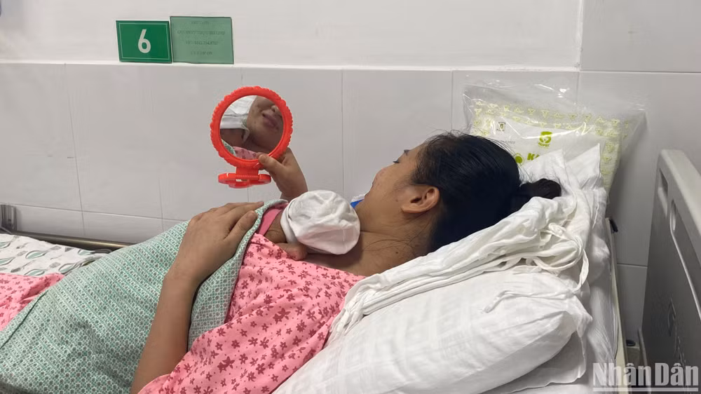 Sản phụ Đoàn Thị Minh Trang hạnh phúc khi chứng kiến con mình phát triển tốt hơn.