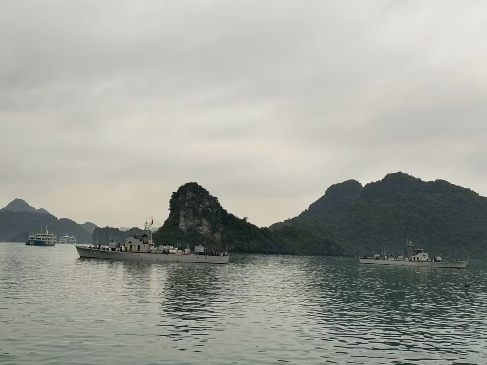 Bộ Chỉ huy Quân sự các thành phố Hải Phòng, tỉnh Quảng Ninh triển khai tìm kiếm từ trên không bằng flycam đối với khu vực các đảo, đá lân cận khu vực bị nạn.