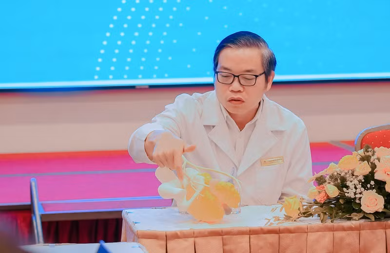 Giáo sư, Tiến sĩ Trần Trung Dũng, Giám đốc Trung tâm Chấn thương chỉnh hình và Y học thể thao Vinmec với mô hình in 3D khối u của người bệnh.