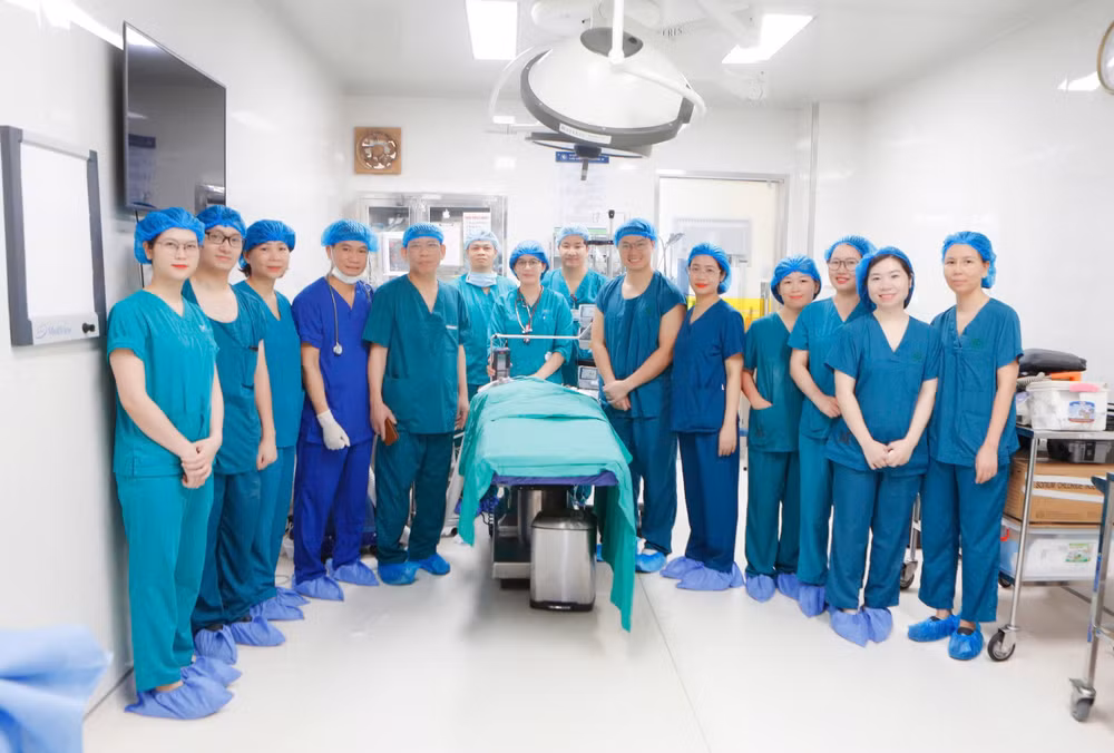 Trẻ sơ sinh bị tim bẩm sinh được phẫu thuật đặt máy tạo nhịp ngay tại phòng sinh. Trẻ sơ sinh bị tim bẩm sinh được phẫu thuật đặt máy tạo nhịp ngay tại phòng sinh.