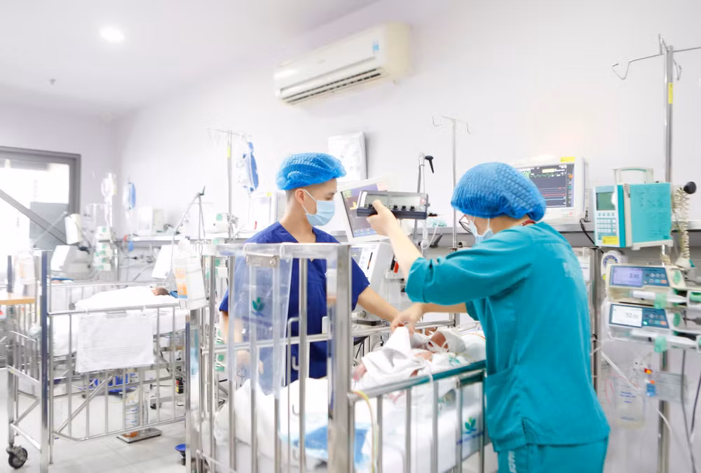 Em bé được chăm sóc đặc biệt và đang sức khỏe ổn định. Em bé được chăm sóc đặc biệt và đang sức khỏe ổn định.