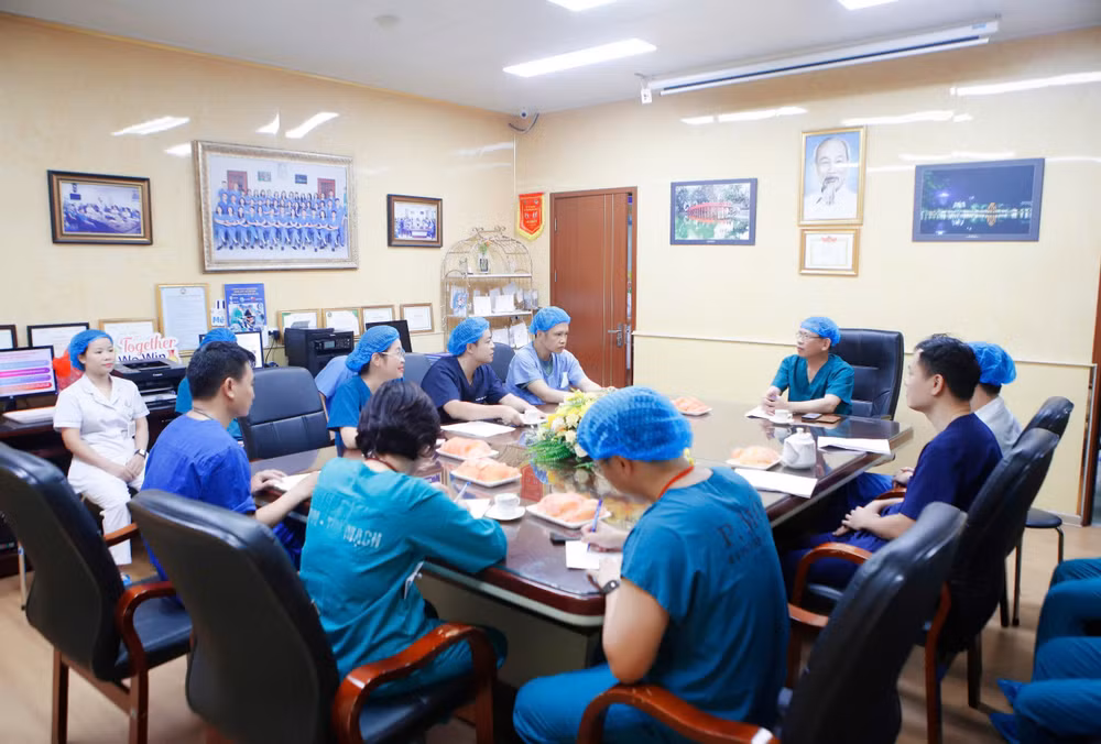 Ê-kíp phẫu thuật hội chẩn để tiến hành phẫu thuật kịp thời cứu sống em bé. Ê-kíp phẫu thuật hội chẩn để tiến hành phẫu thuật kịp thời cứu sống em bé.