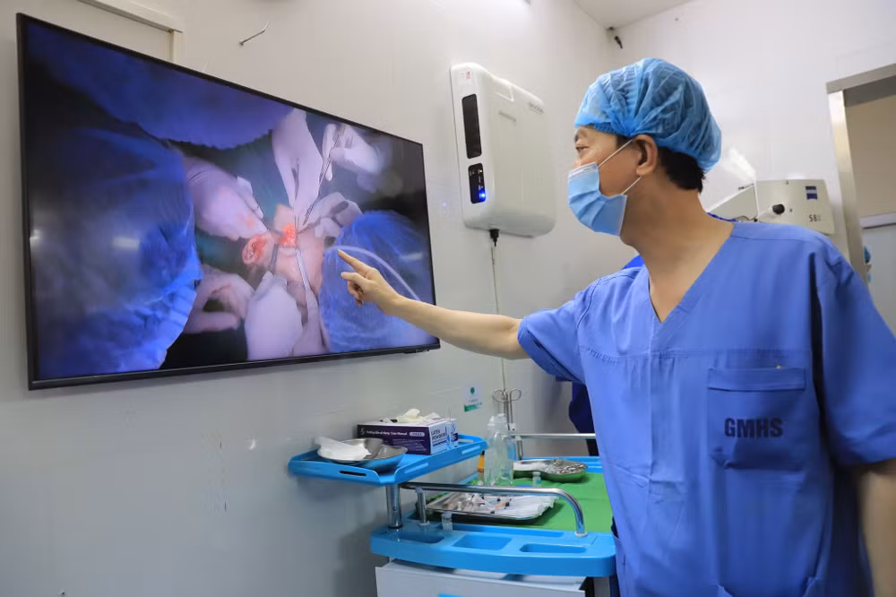Phó Giáo sư, Tiến sĩ Nguyễn Quang Bình, Phó Giám đốc Bệnh viện Răng Hàm Mặt Trung ương chia sẻ về ca phẫu thuật. Phó Giáo sư, Tiến sĩ Nguyễn Quang Bình, Phó Giám đốc Bệnh viện Răng Hàm Mặt Trung ương chia sẻ về ca phẫu thuật.