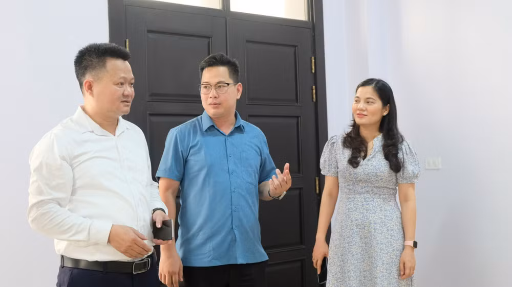 Tiến sĩ Hồ Quang Hòa (trái), Phó Giáo sư, Tiến sĩ Trần Thành Nam (giữa) chia sẻ về công tác tư vấn tham vấn tâm lý học đường.