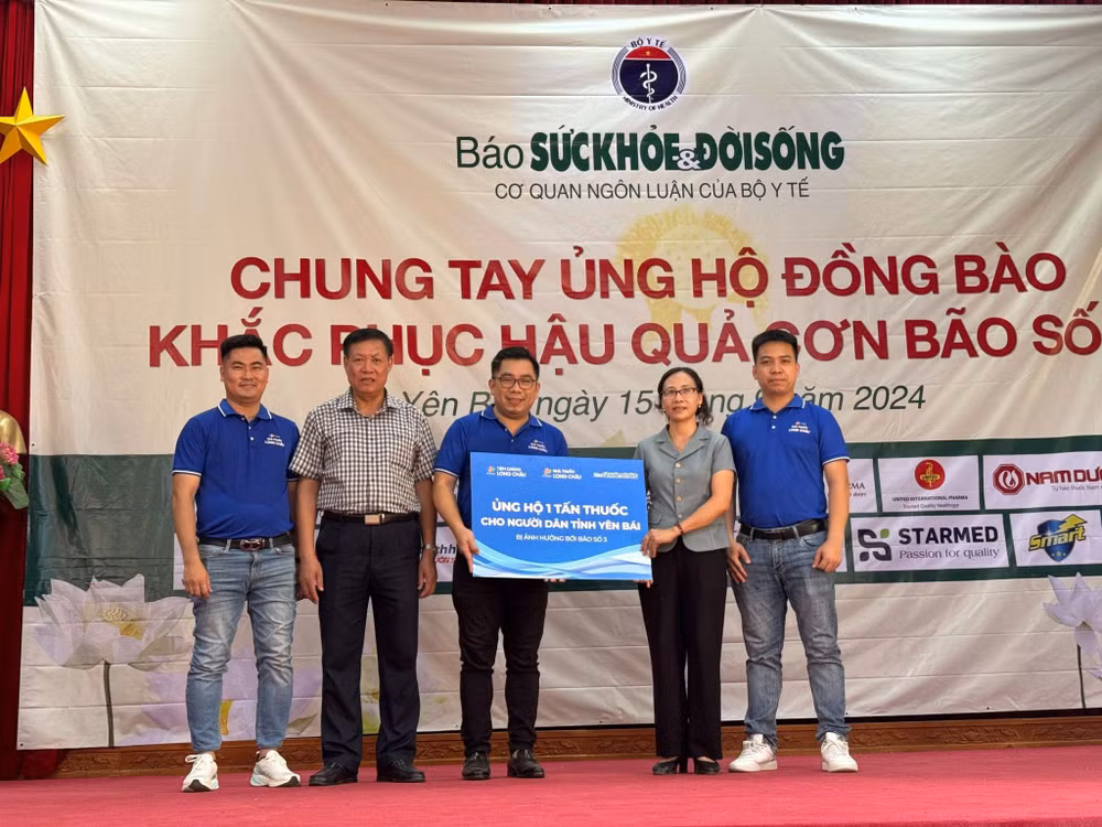 Thứ trưởng thường trực Y tế Đỗ Xuân Tuyên cùng đại diện FPT Long Châu tại buổi lễ trao quà tới bà con xã Việt Thành, huyện Trấn Yên, tỉnh Yên Bái.