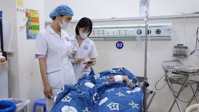 Các thầy thuốc Bệnh viện đa khoa tỉnh Vĩnh Phúc đang tập trung cứu chữa nạn nhân.
