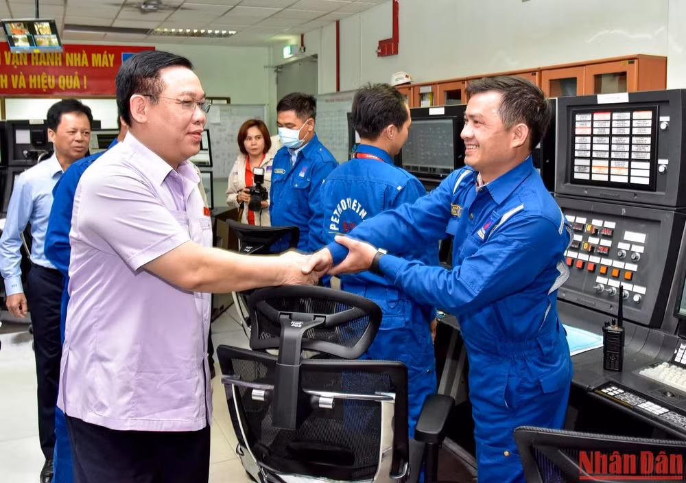 Chủ tịch Quốc hội Vương Đình Huệ với cán bộ, kỹ sư Công ty cổ phần lọc hóa dầu Bình Sơn, tỉnh Quảng Ngãi. (Ảnh: DUY LINH) Chủ tịch Quốc hội Vương Đình Huệ với cán bộ, kỹ sư Công ty cổ phần lọc hóa dầu Bình Sơn, tỉnh Quảng Ngãi. (Ảnh: DUY LINH)