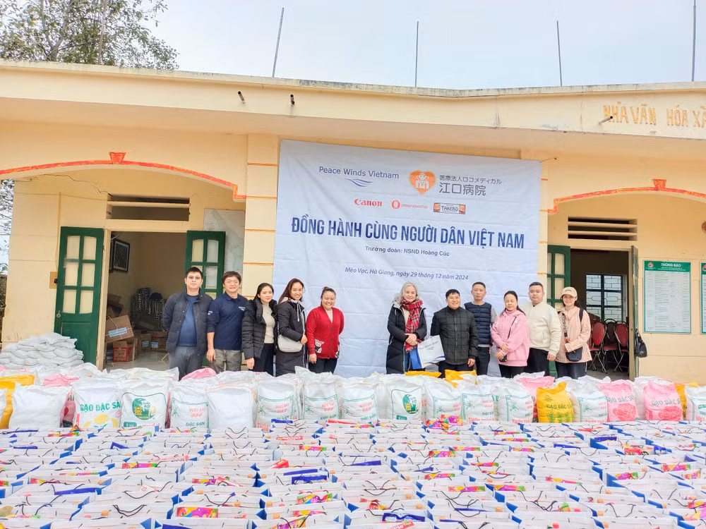 Đoàn thiện nguyện của tổ chức Peace Winds Việt Nam.
