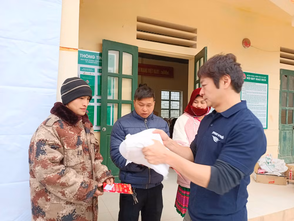 Nhiều phần quà giá trị được trao cho người dân có hoàn cảnh khó khăn tại đây.