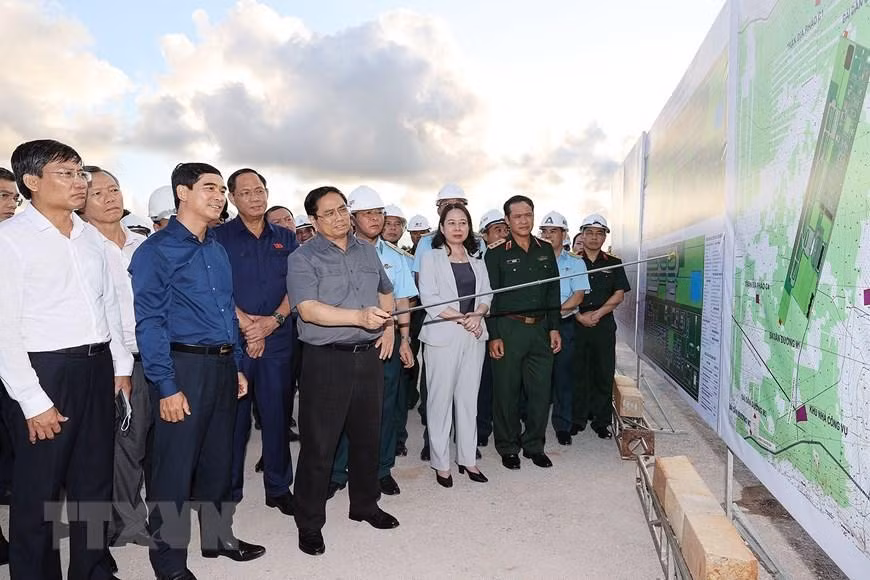 Thủ tướng Phạm Minh Chính kiểm tra tiến độ xây dựng một số hạng mục dự án Cảng hàng không Phan Thiết.