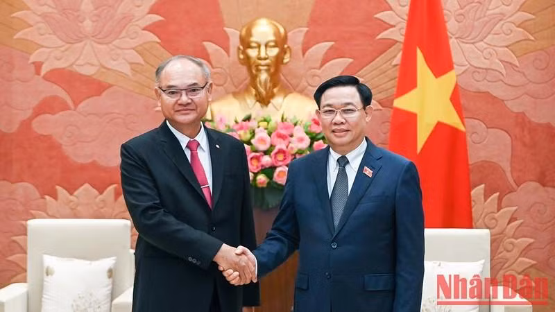 Chủ tịch Quốc hội Vương Đình Huệ và Phó Chủ tịch thứ nhất Thượng viện Thái Lan Singsuk Singpai tại buổi tiếp. (Ảnh: DUY LINH)