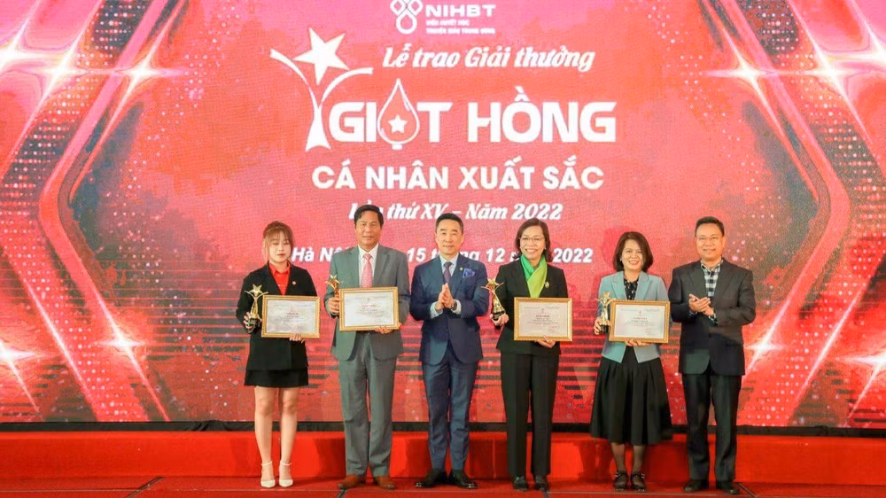 Các tập thể và cá nhân được nhận Giải thưởng Giọt hồng năm 2022.