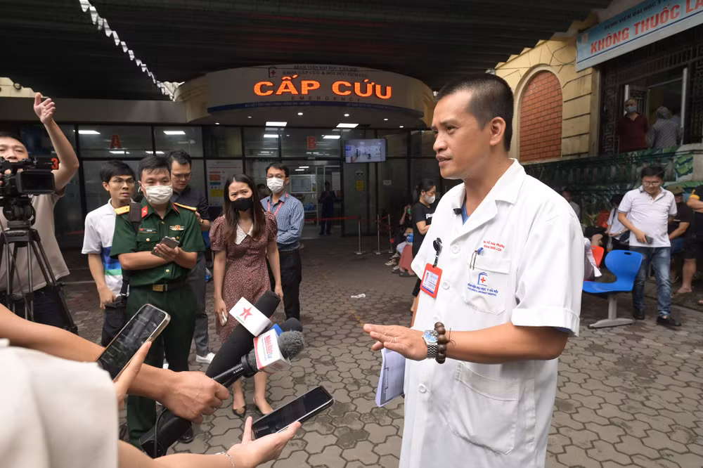 Phó Giáo sư, Tiến sĩ Vũ Hoàng Phương.