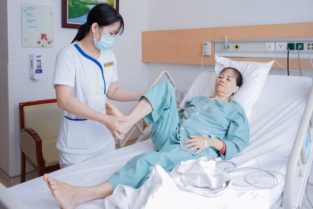 Bệnh nhân được tập phục hồi chức năng hằng ngày. Bệnh nhân được tập phục hồi chức năng hằng ngày.