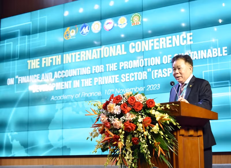 Phó Giáo sư, Tiến sĩ Nguyễn Trọng Cơ, Giám đốc Học viện Tài chính phát biểu đề dẫn hội thảo.