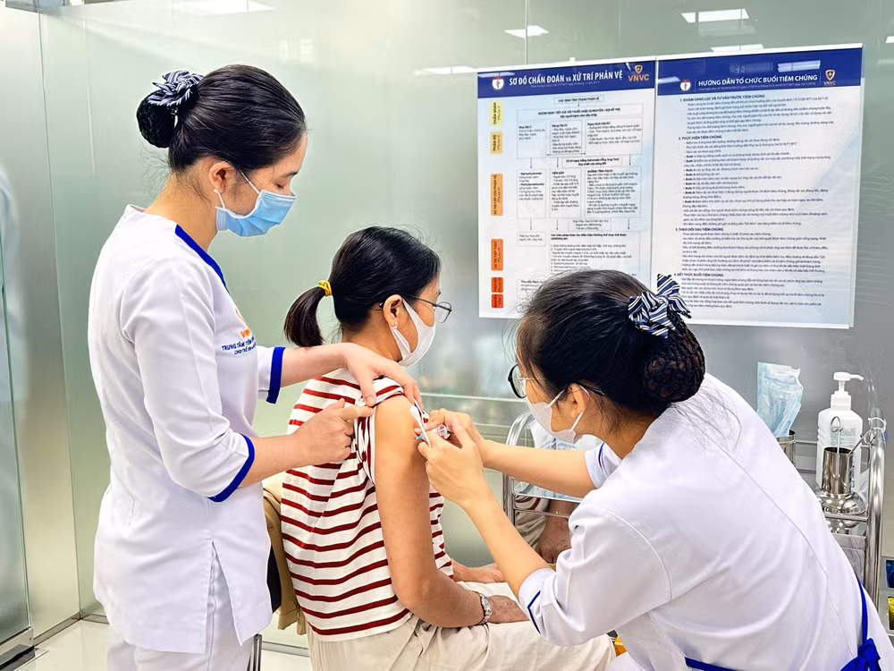 Tiêm vaccine là biện pháp phòng bệnh chủ động. 