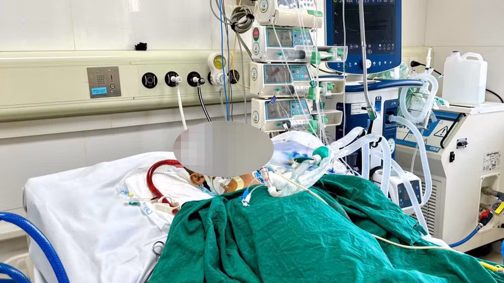 Bệnh nhân nguy kịch tính mạng vì viêm phổi biến chứng nặng.