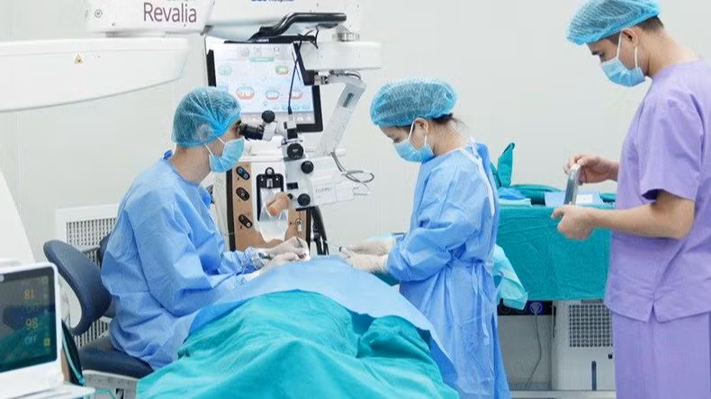 Bác sĩ thực hiện phẫu thuật phaco thay thủy tinh thể nhân tạo cho bệnh nhân.