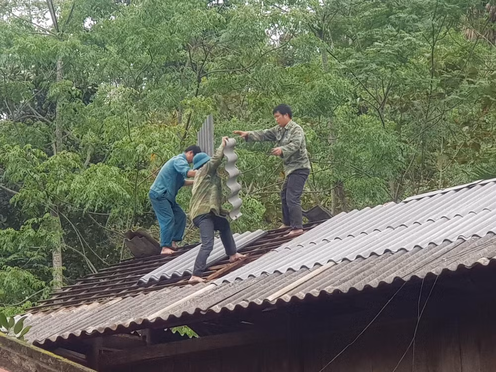 Người dân huyện Chiêm Hóa, Tuyên Quang giúp nhau sửa chữa nhà ở. Người dân huyện Chiêm Hóa, Tuyên Quang giúp nhau sửa chữa nhà ở.