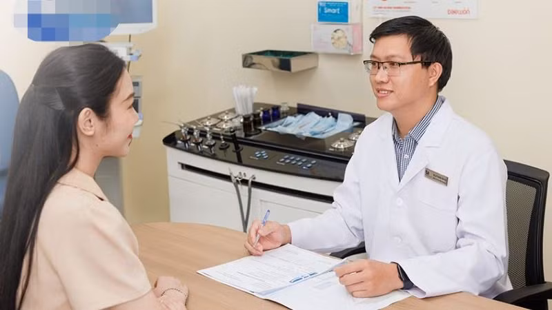 Bác sĩ Phát đang tư vấn cho một người bệnh. (Ảnh minh họa)