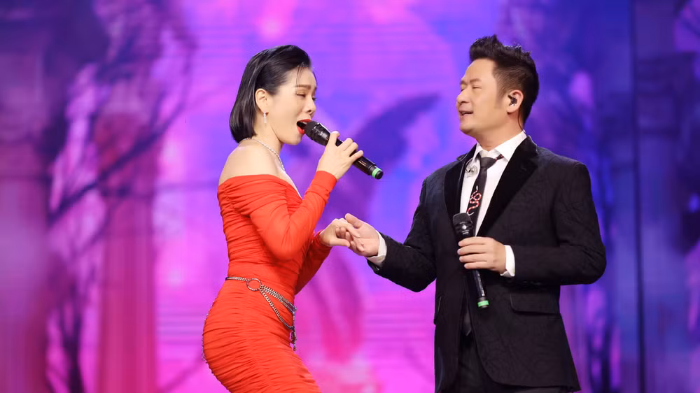 Ca sĩ Bằng Kiều và Lệ Quyên song ca tại đêm nhạc.