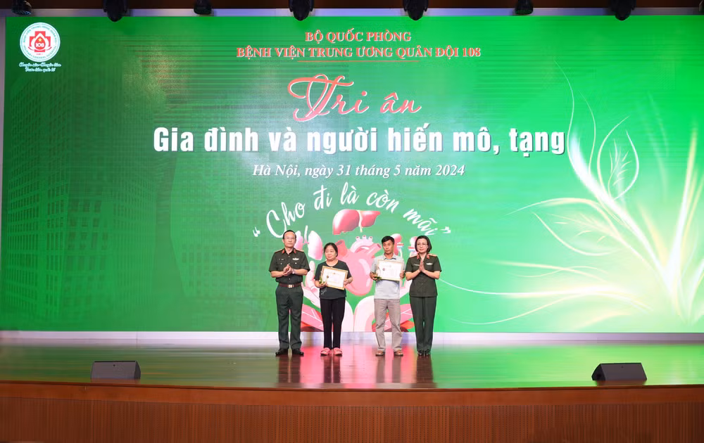 Bệnh viện tri ân 2 gia đình đã đồng ý hiến mô, tạng của người thân sau chết não. Bệnh viện tri ân 2 gia đình đã đồng ý hiến mô, tạng của người thân sau chết não.
