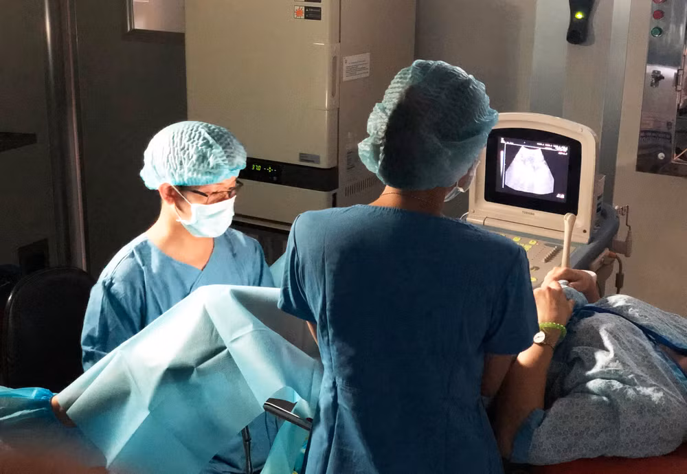Bác sĩ Hồ Ngọc Anh Vũ thực hiện thủ thuật chuyển phôi cho bệnh nhân.