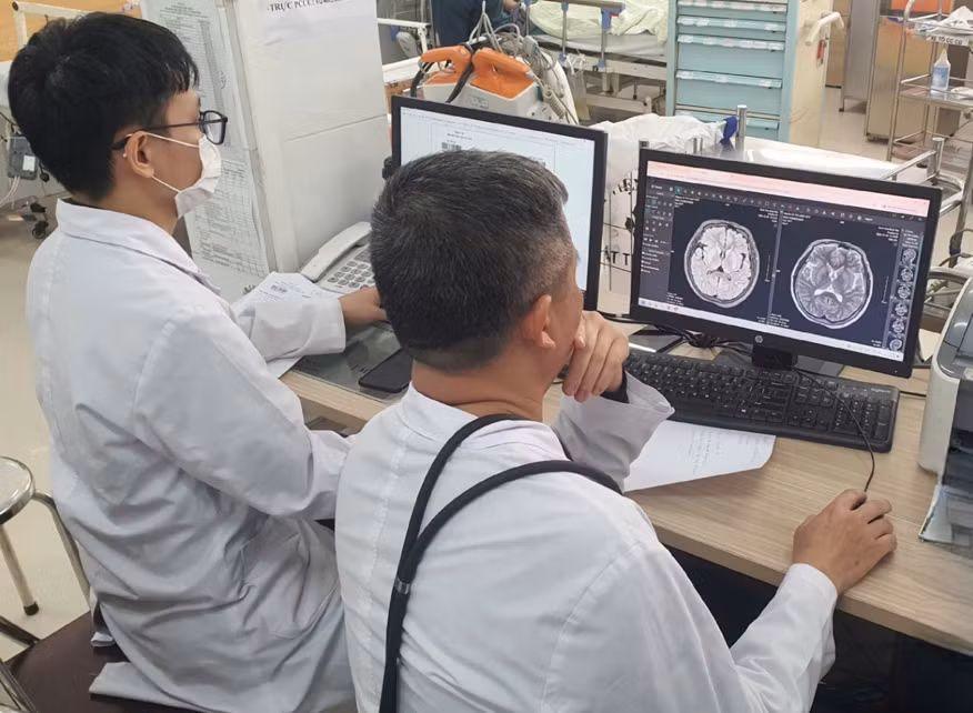 Hình ảnh MRI não người bệnh bị tổn thương nhân đuôi và bèo sẫm hai bên.
