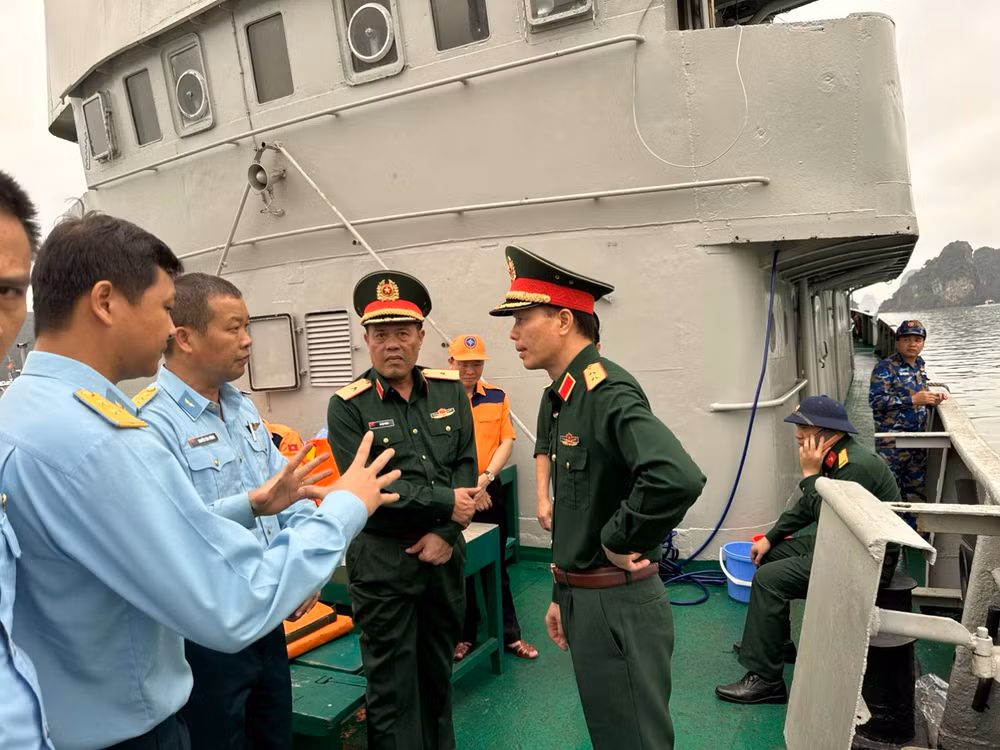 Các lực lượng tìm kiếm, cứu nạn bàn phương án tìm kiếm.