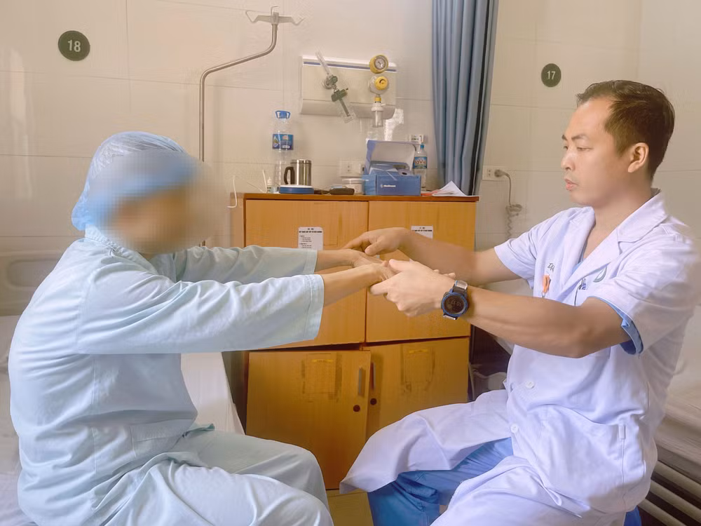 Bệnh nhân đã không còn tình trạng run rẩy như trước phẫu thuật. Bệnh nhân đã không còn tình trạng run rẩy như trước phẫu thuật.
