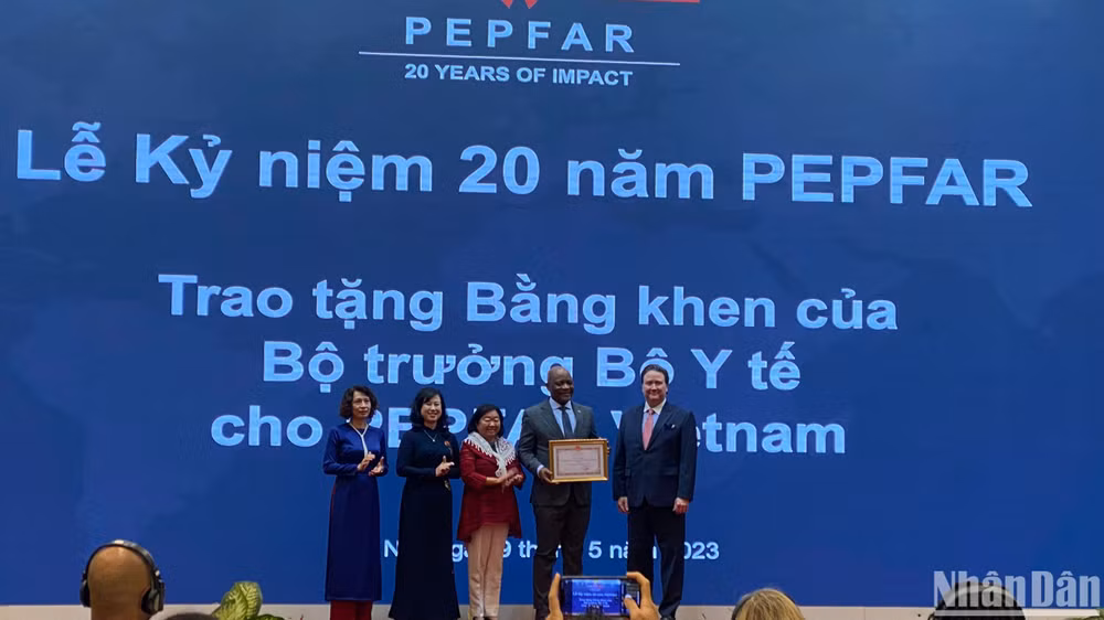 Bộ trưởng Y tế Đào Hồng Lan trao Bằng khen cho PEPFAR Việt Nam.