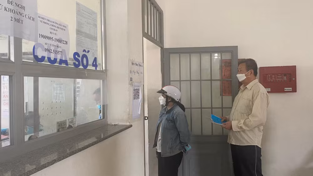 Người bệnh chờ cấp phát thuốc BHYT.