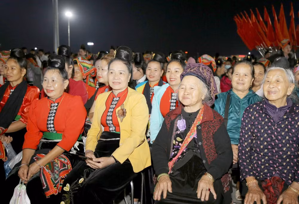 Người dân tại các huyện, thành phố tham dự lễ kỷ niệm 70 năm Ngày giải phóng Sơn La.