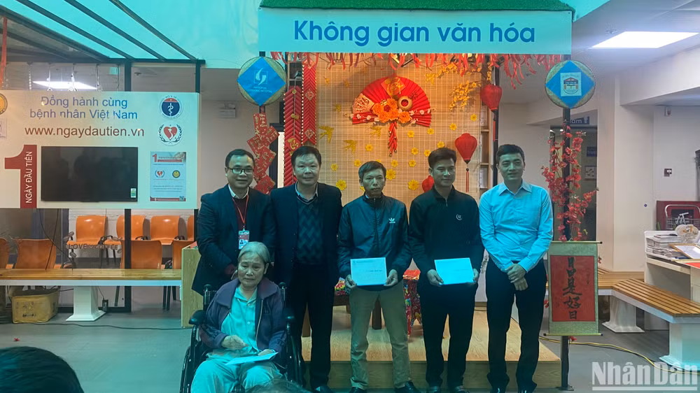 Bà Nguyễn Thị Huỳnh cùng đại diện các gia đình có hoàn cảnh khó khăn nhận suất quà hỗ trợ của bệnh viện.