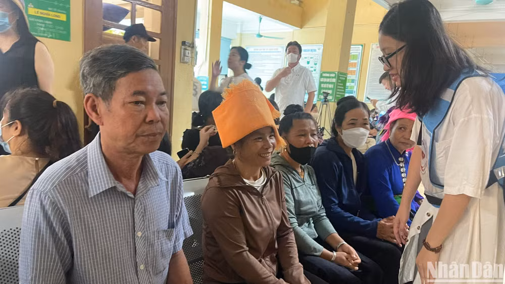 Ông Lò Văn Pầng (dân tộc Thái đen, ngồi bên trái) có bệnh viêm gan đang điều trị, đang chờ được các chuyên gia Nhật Bản khám.